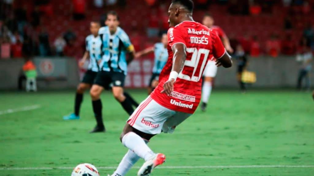 Recuperado de lesão, Moisés viaja ao Paraguai e está à disposição de Mano Menezes