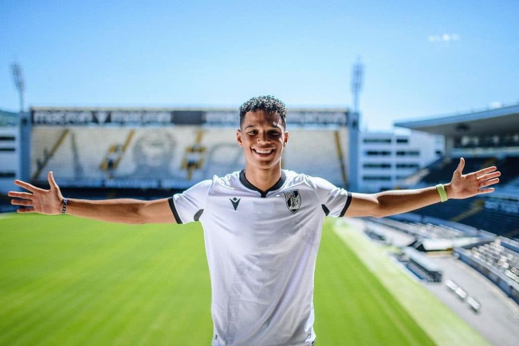 Filho de Samuel Eto’o, Etienne Eto’o, assina primeiro contrato profissional com o Vitória de Guimarães