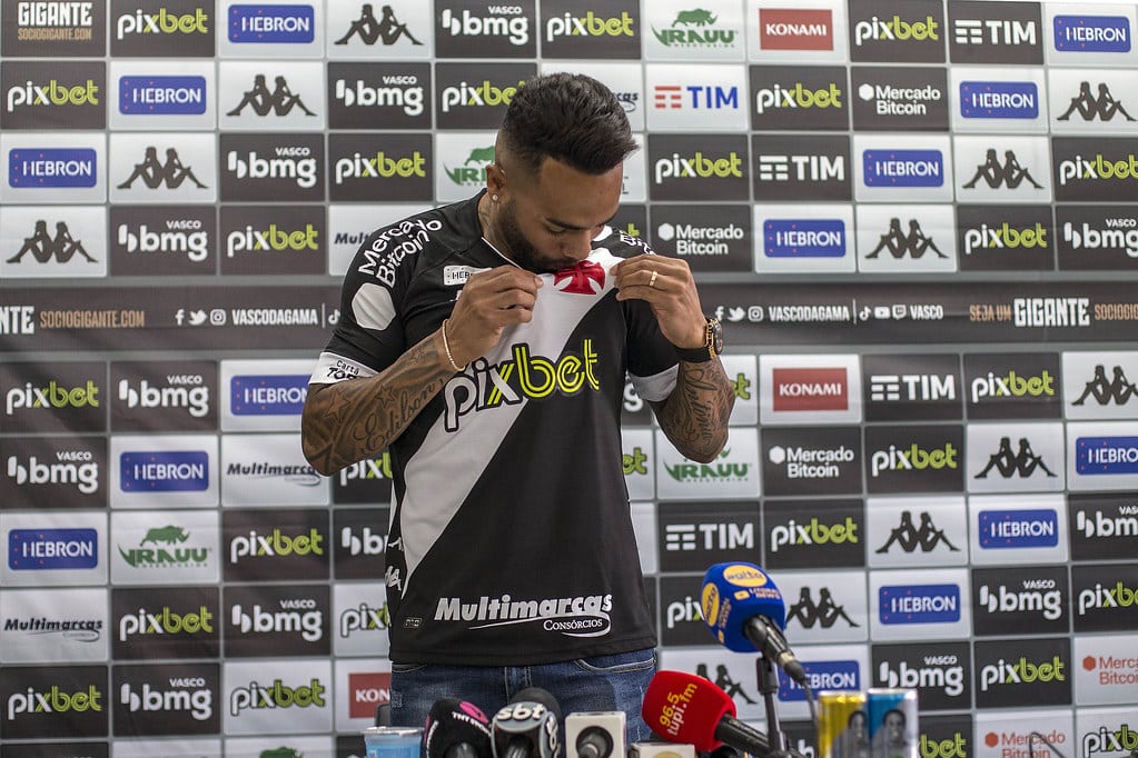 Alex Teixeira é apresentado no Vasco
