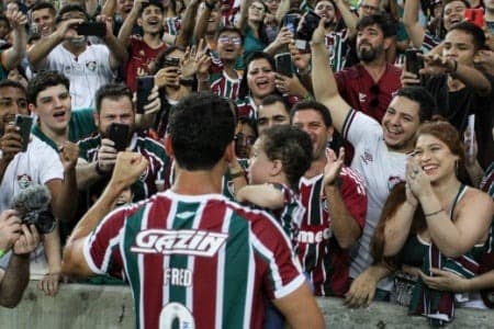 Fred volta atrás e pede para torcida não invadir o campo