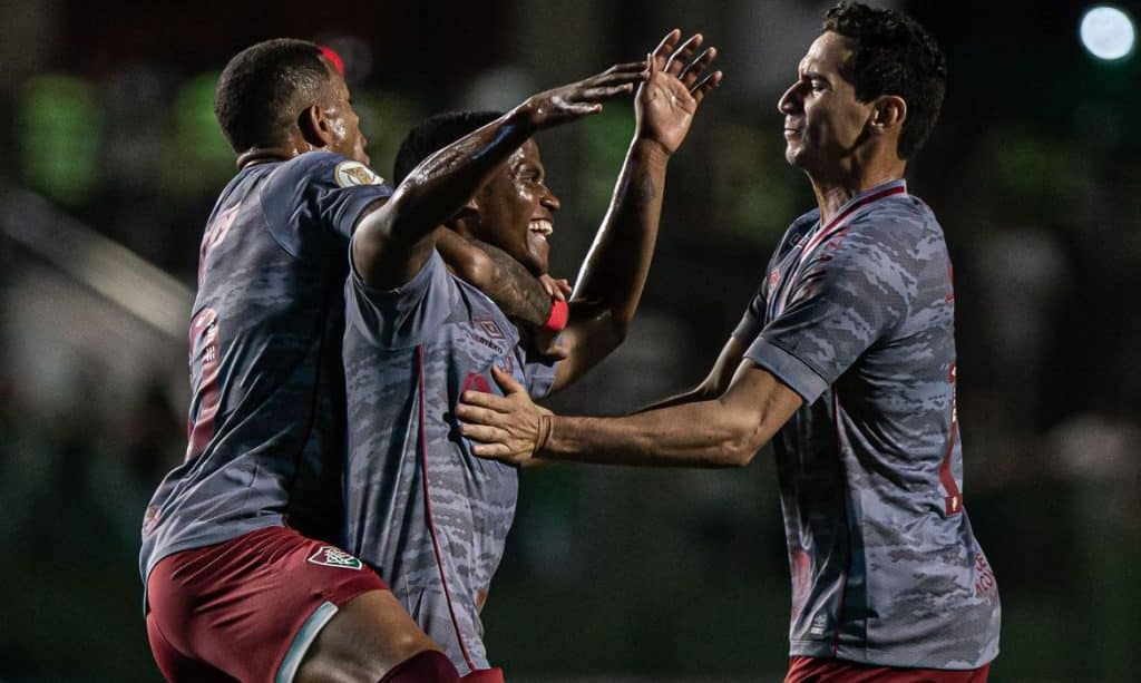 Fluminense bate de virada o Goiás e entra no G4