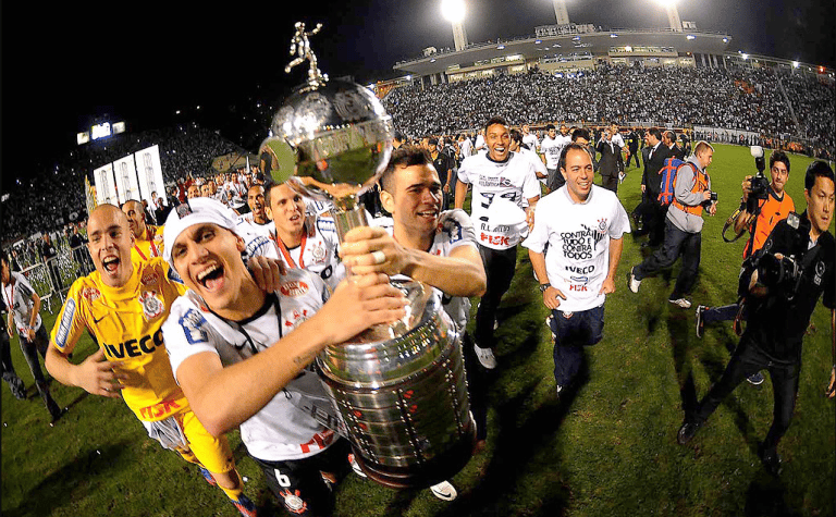 10 anos: Corinthians comemora uma d&eacute;cada de sua primeira Libertadores