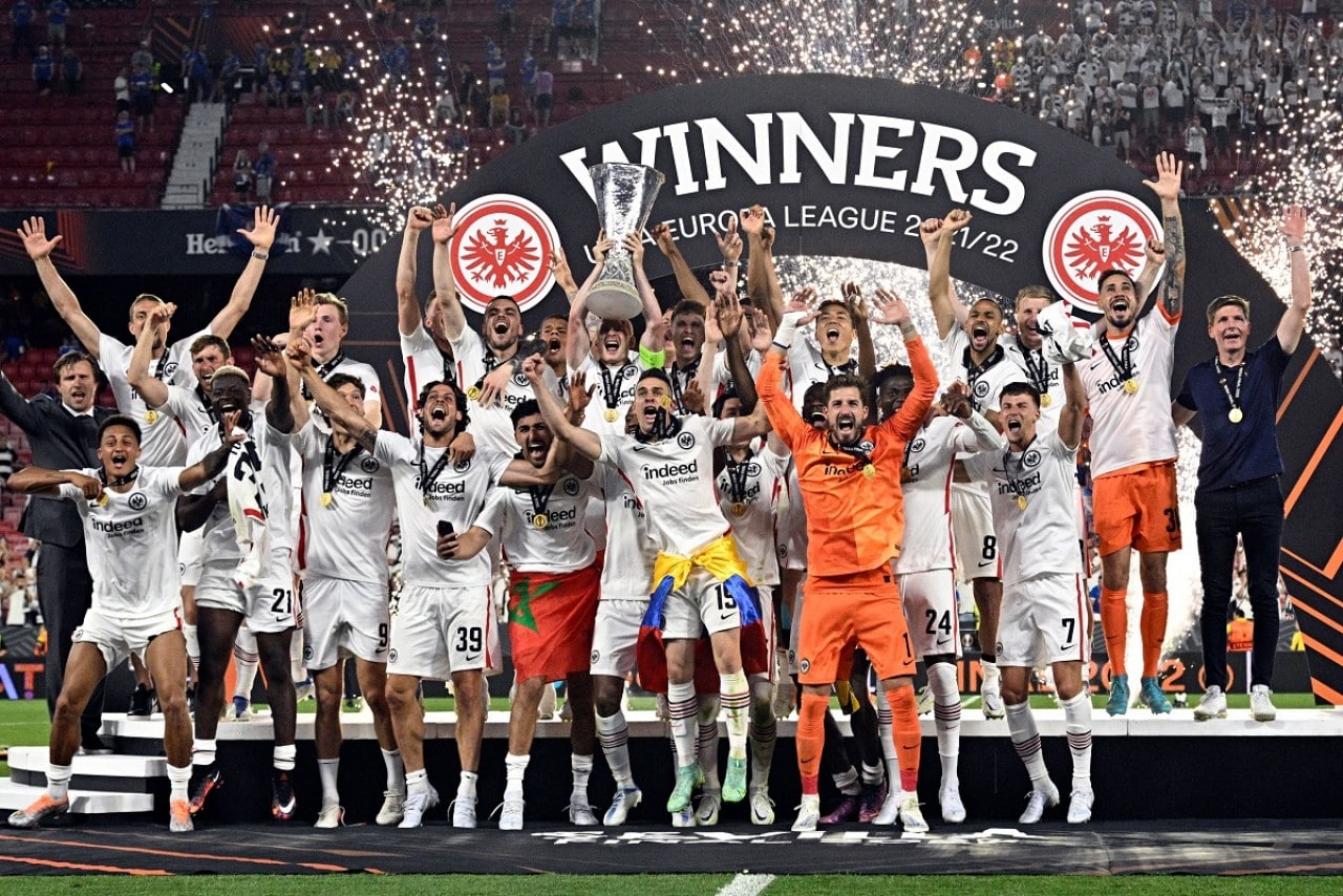 Jogadores do Eintracht Frankfurt levantando a taça da Europa League na temporada 21/22 Jogadores do Eintracht Frankfurt levantando a taça da Europa League na temporada 21/22