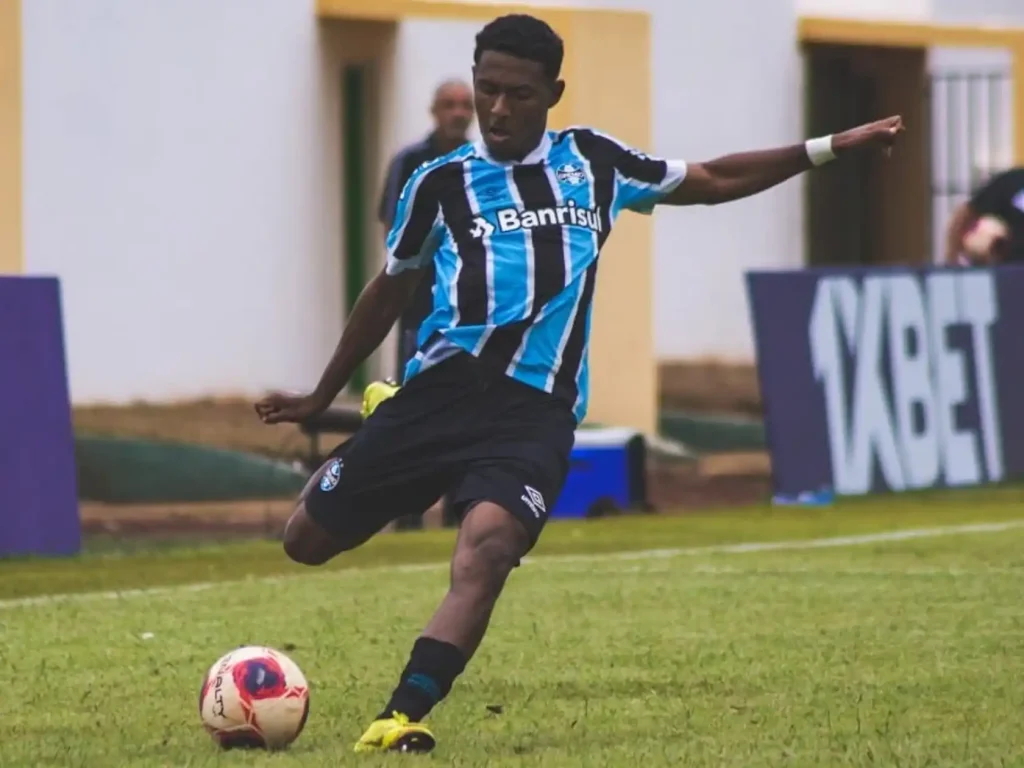 Lucas Kawan presenteia os pais com casa nova