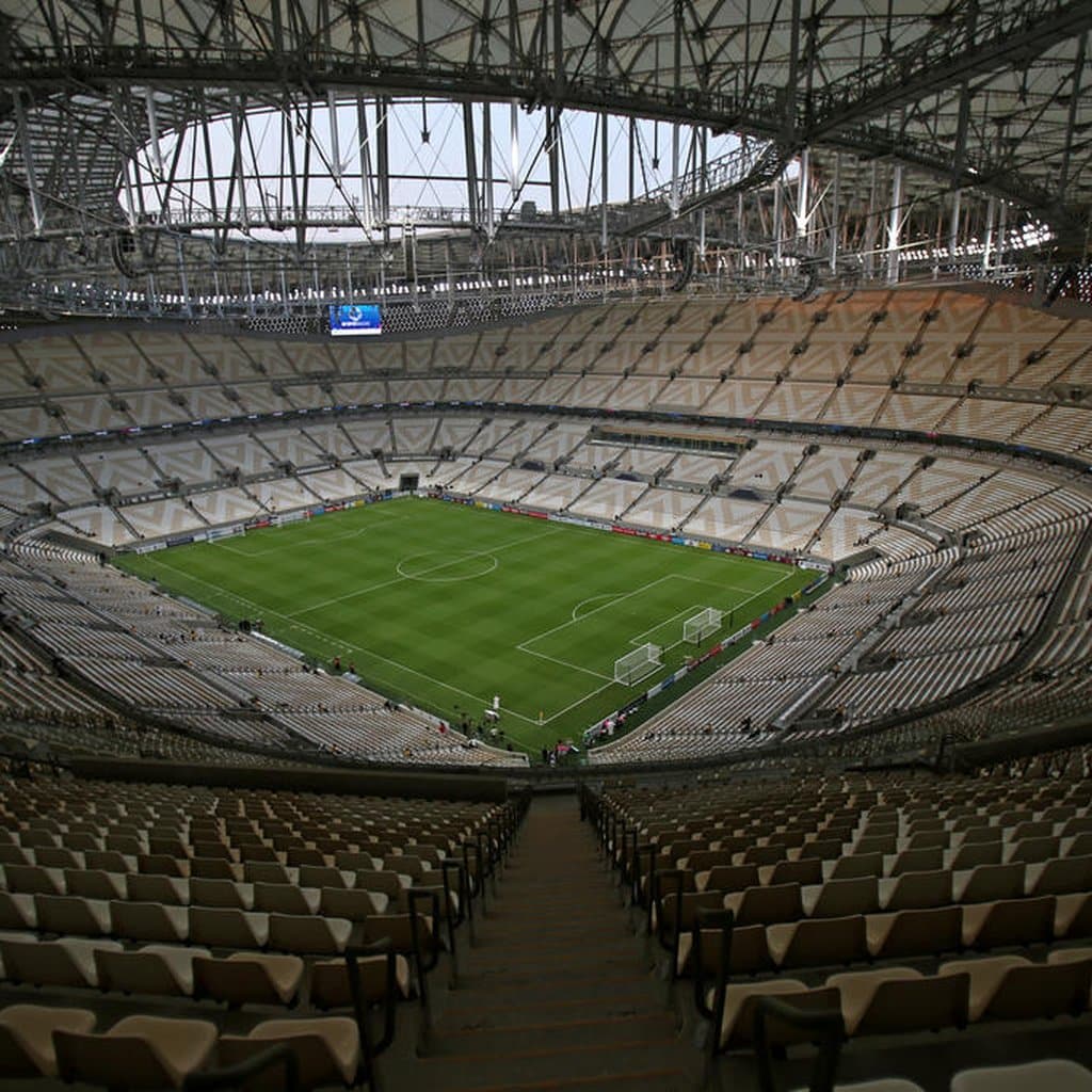 Cadeiras muito próxima do campo // Estádio Lusail - Foto destaque: Divulgação / Mustafa Abumunes / AFP Cadeiras muito próxima do campo // Estádio Lusail - Foto destaque: Divulgação / Mustafa Abumunes / AFP