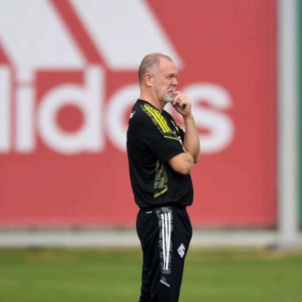 Mano Menezes não poderá contar com jogador importante para a próxima rodada do Brasileirão