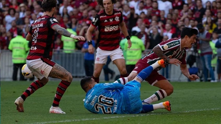 Fluminense vence o Flamengo em clássico marcado por expulsões