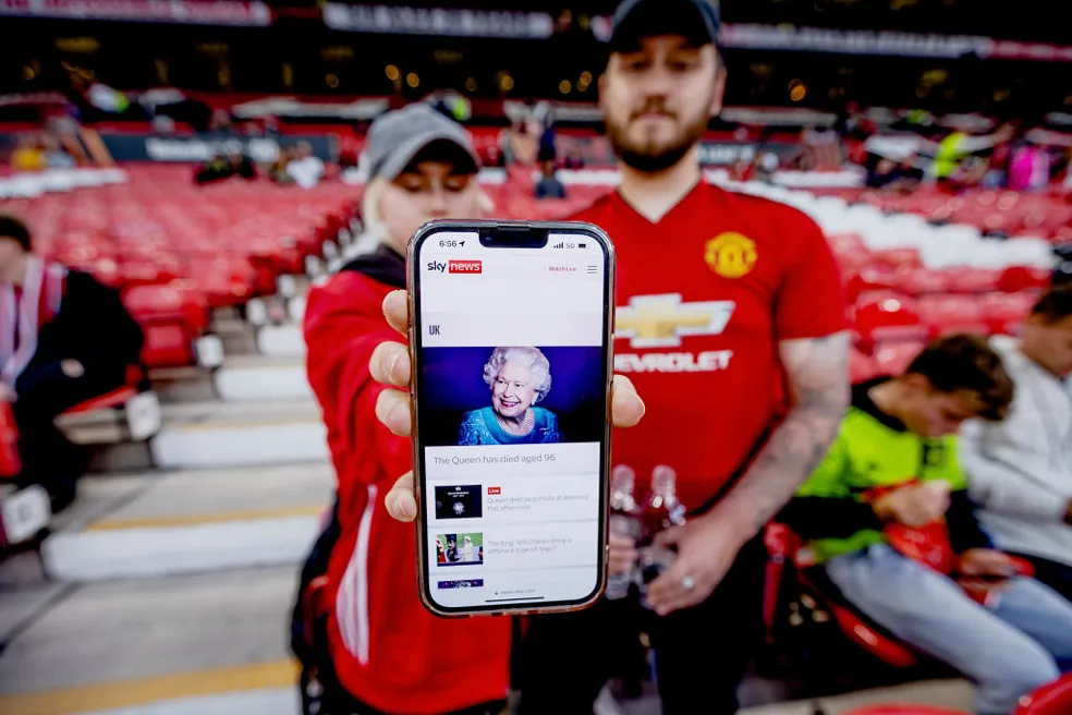 Torcedores do Manchester United homenageiam Rainha Elizabeth II — Foto destaque: Reprodução / Getty Images Torcedores do Manchester United homenageiam Rainha Elizabeth II — Foto destaque: Reprodução / Getty Images