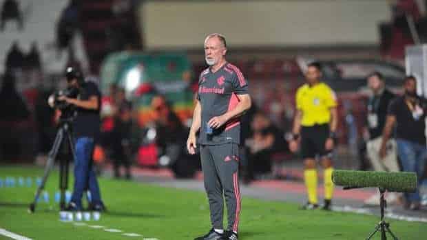 Mano Menezes celebra a vitória do Internacional, mas admite dificuldades