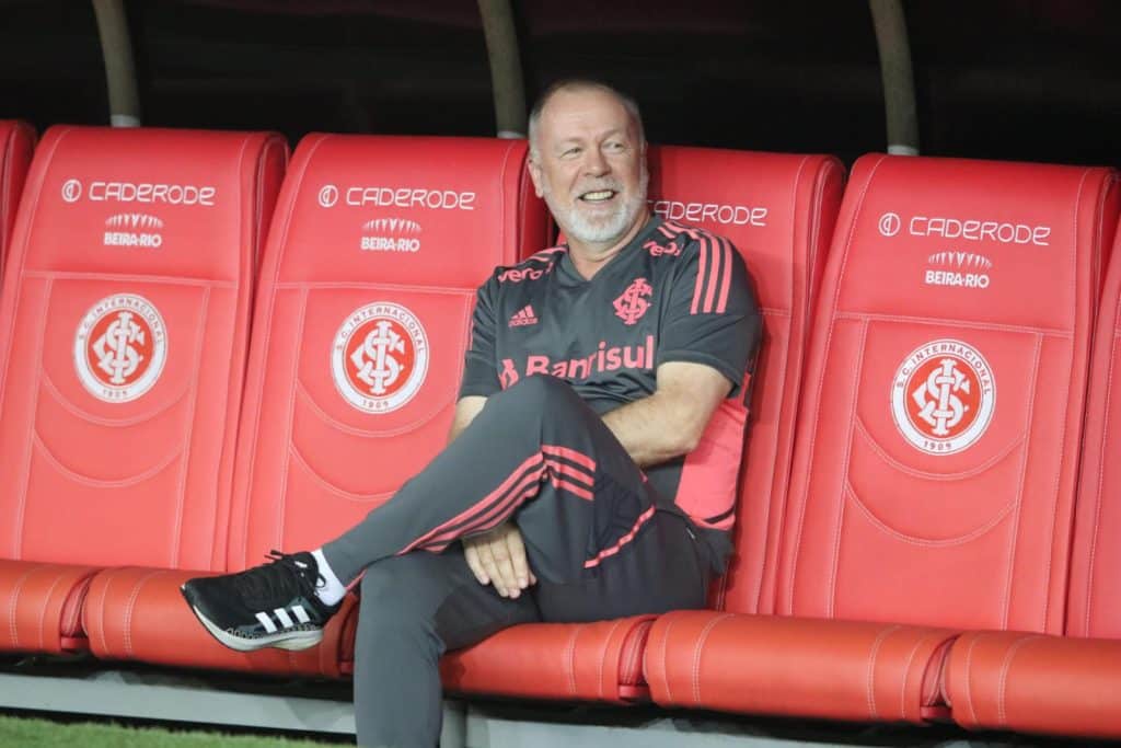 Mano Menezes indica treinador de clube da Série A para Seleção Brasileira