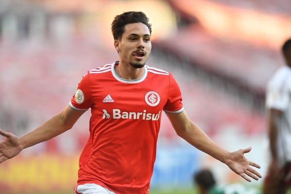 Meia do Internacional volta a treinar e pode retornar contra o Ceará