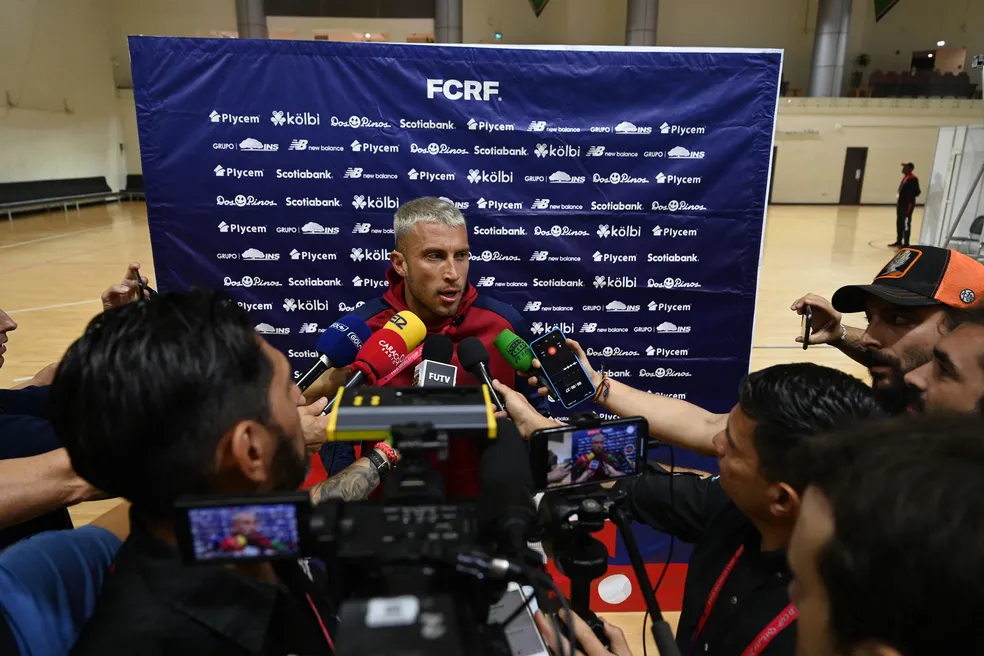 Francisco Calvo, zagueiro da Costa Rica — Foto destaque: Divulgação / OZAN KOSE / AFP Ainda dá? Zagueiro da Costa Rica acreditava em título da Copa do Mundo