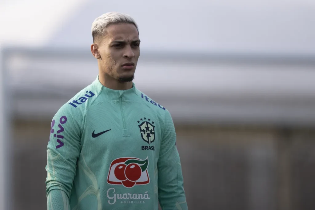 Com gripe, Antony fica de fora de mais um treino da Seleção Com gripe, Antony fica de fora de mais um treino da Seleção