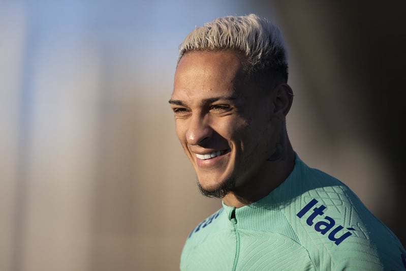 Com gripe, Antony fica de fora de mais um treino da Seleção