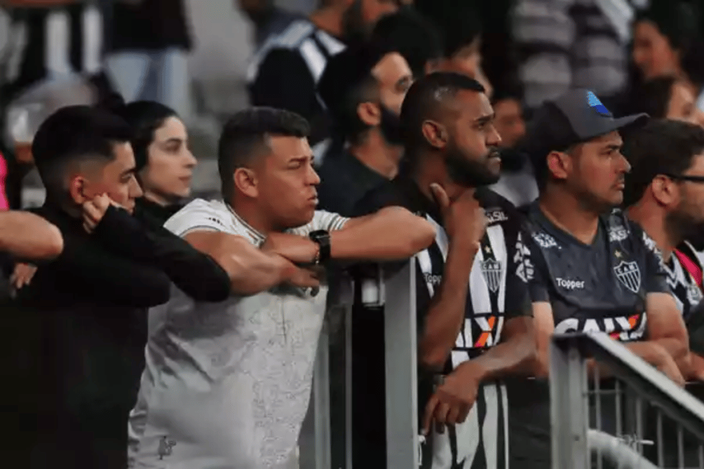 Clima pesado entre torcida e jogadores em derrota do Atlético-MG