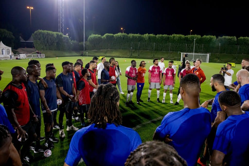 Seleções da Copa do Mundo fazem treino com trabalhadores no Catar