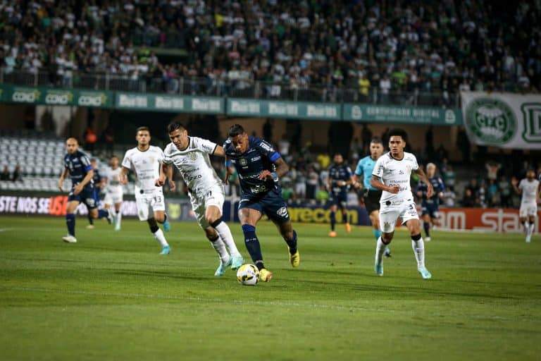 Coritiba e Corinthians empatam em jogo pol&ecirc;mico &ndash; veja os melhores momentos