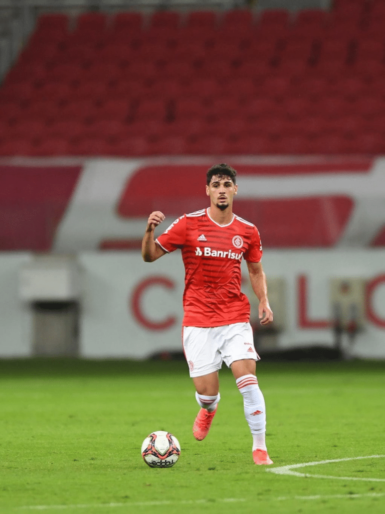 Meia tem contusão e vira dúvida no Internacional