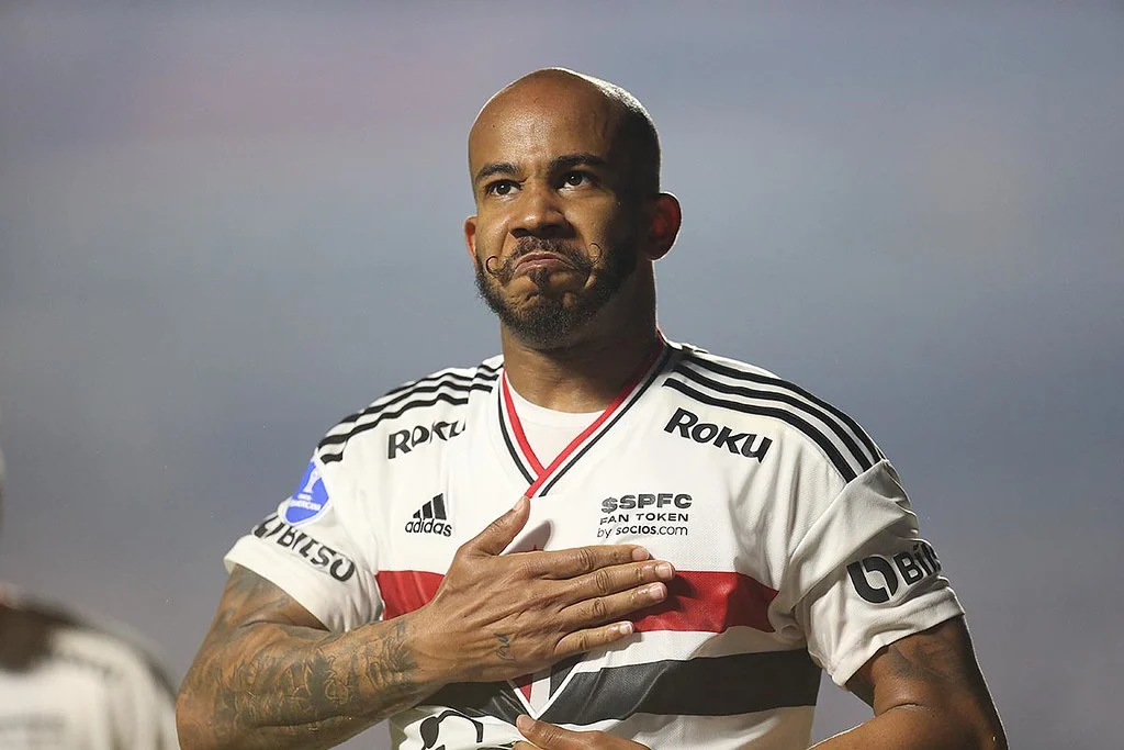 São Paulo pode envolver Patrick em negociação por jogadores do Santos - Foto destaque: Reprodução / São Paulo São Paulo pode envolver Patrick em negociação por jogadores do Santos - Foto destaque: Reprodução / São Paulo