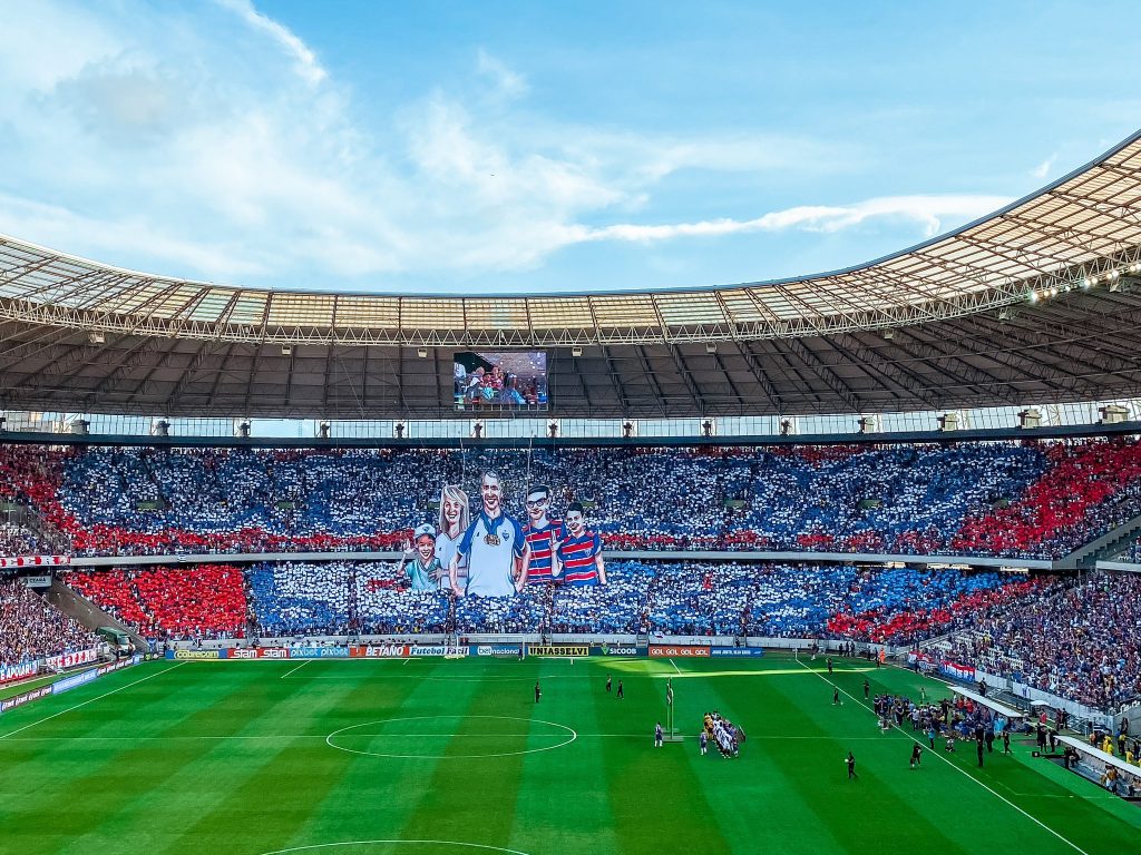 Torcida do Fortaleza faz mosaico e pedido a Vojvoda