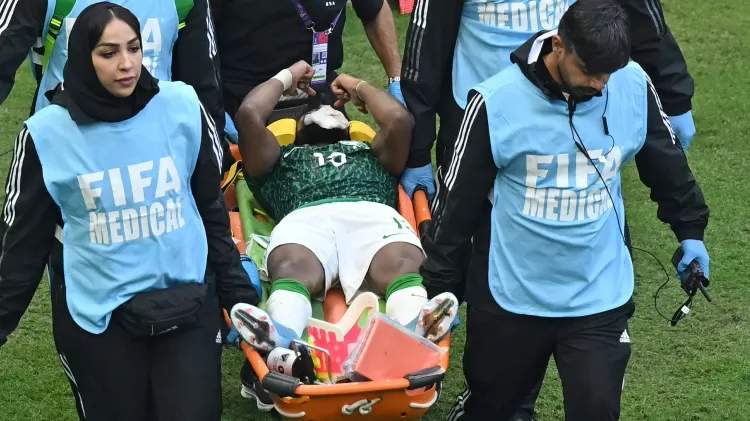 Yasser Al-Shahrani, da Arábia Saudita sai de maca após levar joelhada de próprio goleiro na Copa do Mundo - Foto destaque: Reprodução / FIFA Yasser Al-Shahrani, da Arábia Saudita sai de maca após levar joelhada de próprio goleiro na Copa do Mundo - Foto destaque: Reprodução / FIFA