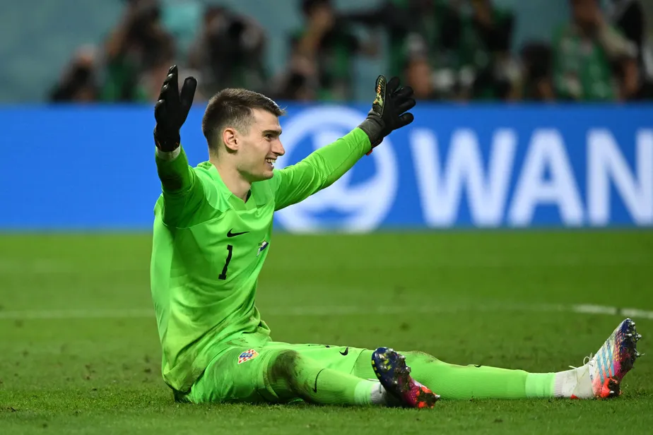 Dominik Livakovic comemorando a classificação após pênalti perdido por Marquinhos Dominik Livakovic comemorando a classificação após pênalti perdido por Marquinhos
