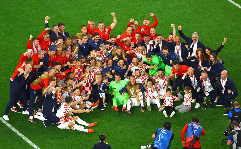Croácia comemora classificação contra o Brasil com familiares no gramado Croácia comemora classificação contra o Brasil com familiares no gramado