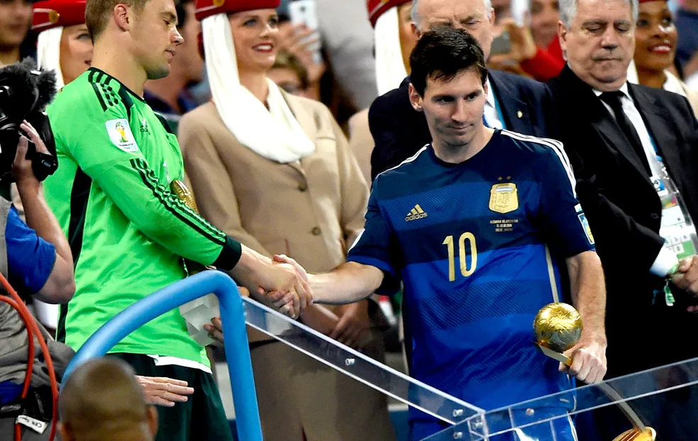 Messi com o prêmio de melhor jogador da Copa do Mundo Messi com o prêmio de melhor jogador da Copa do Mundo