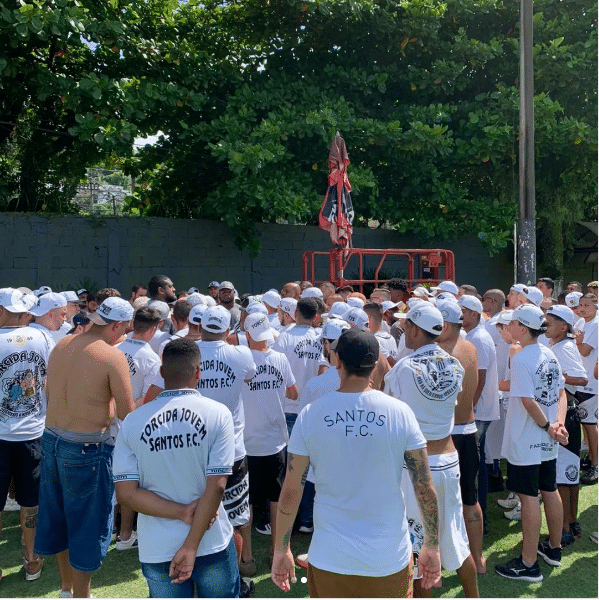 Torcida do Santos invade CT e cobra presidente ‘contrata ou renuncia’
