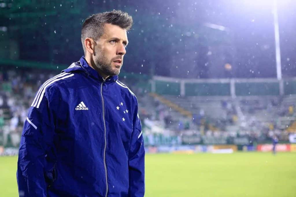 Cruzeiro é eliminado e treinador defende Ronaldo de ataques da torcida