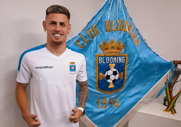Léo Fenga com a camisa do BloomingCrédito: Divulgação/ Club Blooming