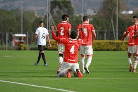 Lucas Ryan em ação com a camisa do Internacional
