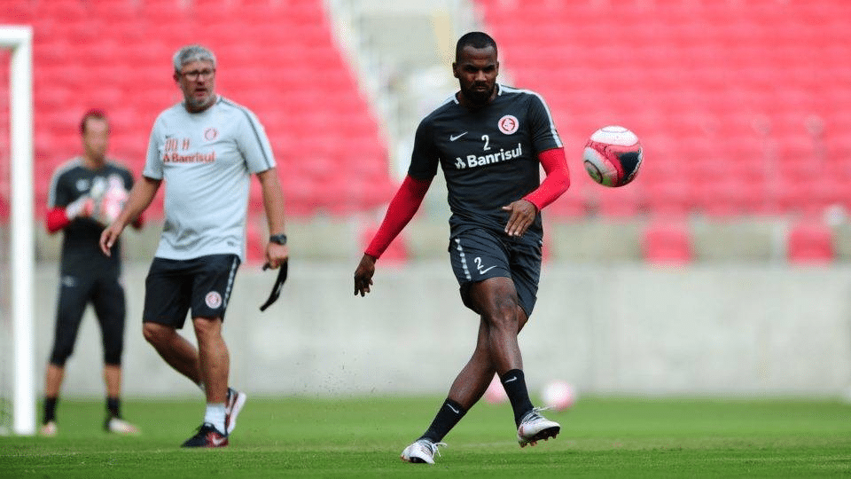Thales Lira em ação com a camisa do Internacional