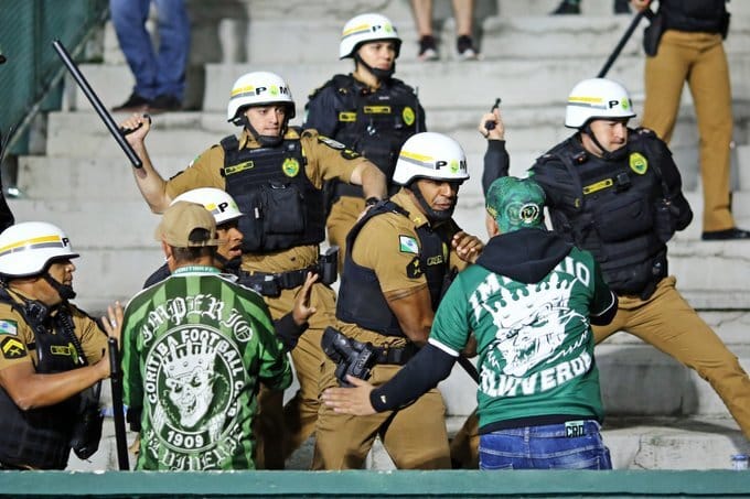 Cenas lamentáveis! Torcedores e policiais entram em confronto em partida do Brasileirão
