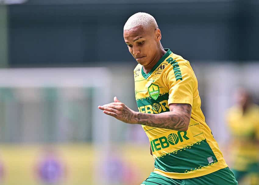 “Cochilou?”, assessoria explica atitude de Deyverson em julgamento do STJD