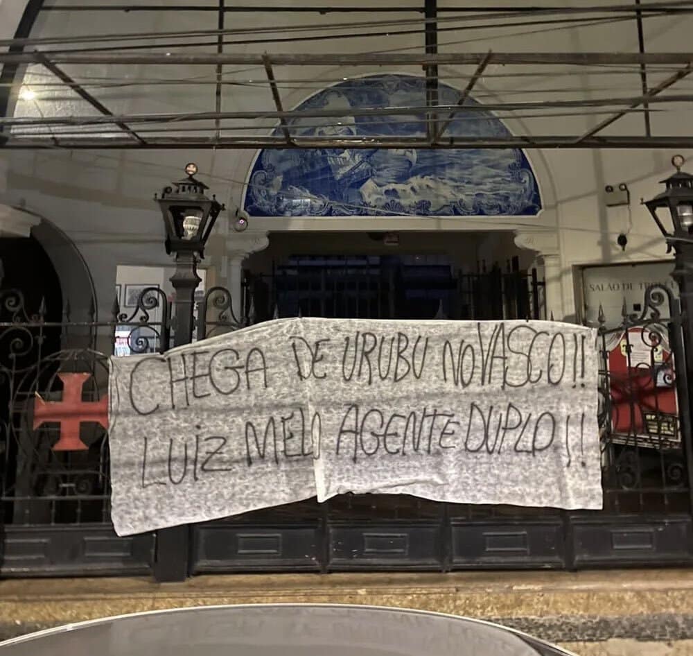 Na broca! Torcida do Vasco protesta contra a má fase da equipe; Barbieri e 777 foram os principais alvos