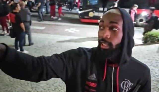 CLIMÃO! Gerson rebate críticas de torcedor na chegada da delegação rubro-negra em Santos