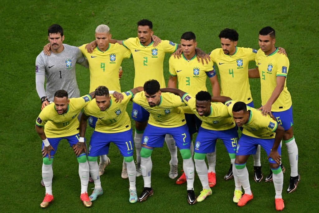 Amantes de craques brasileiros tomam atitude curiosa na web e fãs repercutem: “Banco de reservas”