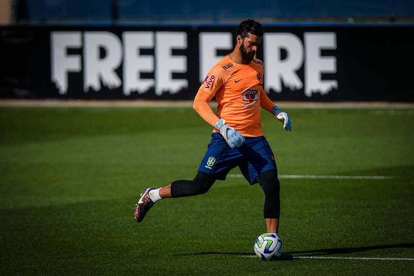 Números comprovam quem é o substituto ideal de Alisson na Seleção Brasileira