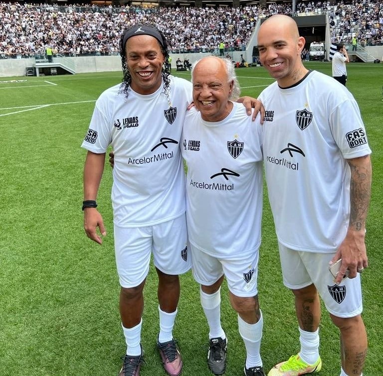 Bruxaria deu errado! Ronaldinho Gaúcho se atrapalha e faz gesto do Cruzeiro dentro da Arena MRV