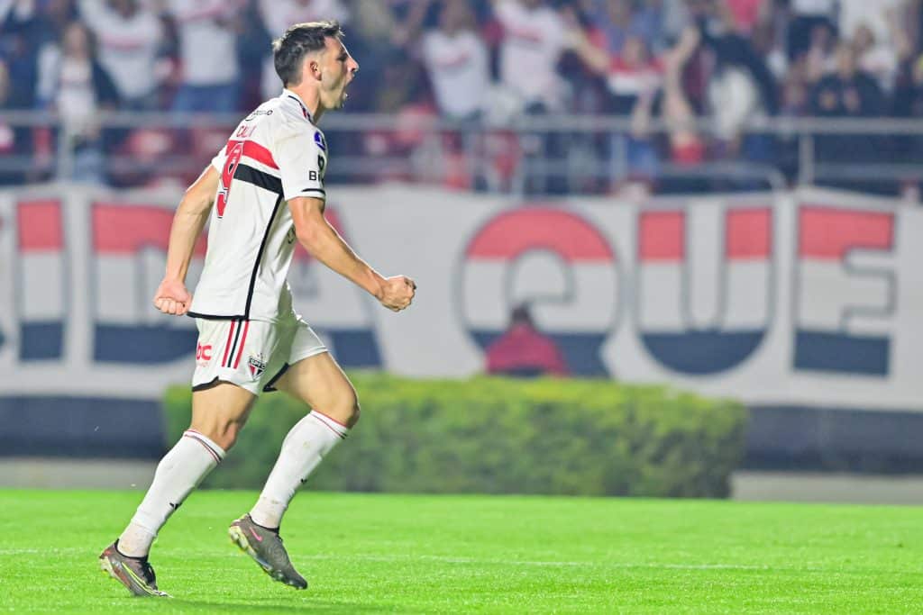Atacante do São Paulo se torna o segundo maior artilheiro estrangeiro do clube