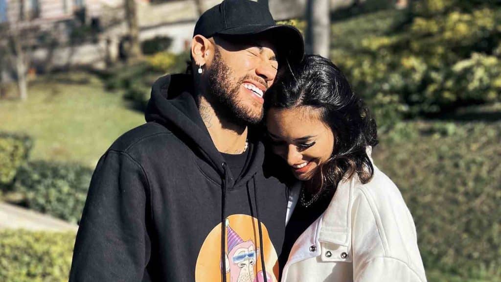 Com um sorriso no rosto: Neymar abre mão de milhões para manter relacionamento