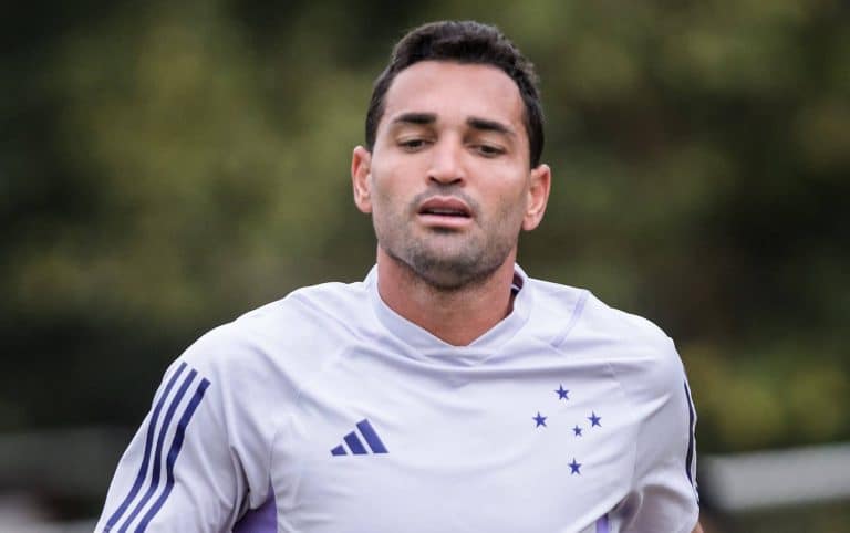 &Eacute; oficial, isso vai acontecer: Cruzeiro AFASTA Gilberto e toma decis&atilde;o URGENTE sobre futuro do medalh&atilde;o