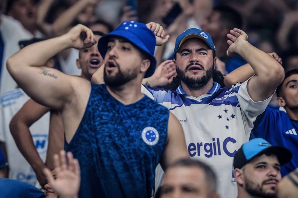 Se não fosse filmado, NINGUÉM acreditaria: loja do Cruzeiro comete GAFE e toca hino de RIVAL em live