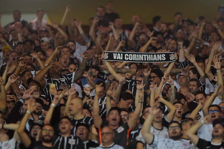 CENAS LAMENT&Aacute;VEIS! Clima esquenta no Corinthians e pol&iacute;cia &eacute; chamada para conter briga