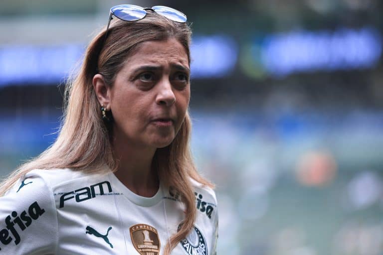 Tudo flagrado pelas c&acirc;meras: Torcida do Palmeiras PERDE A PACI&Ecirc;NCIA com Leila Pereira e ATACA sedes da Crefisa