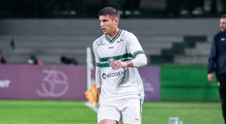 Virou UFC dentro do vesti&aacute;rio: Kuscevic tem FRATURA ap&oacute;s ser AGREDIDO por atacante do Coritiba