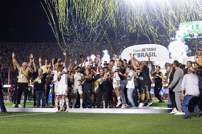 “DO INFERNO AO CÉU! A incrível jornada do São Paulo: de vice-campeão ao TOPO DO PÓDIO em apenas um ano