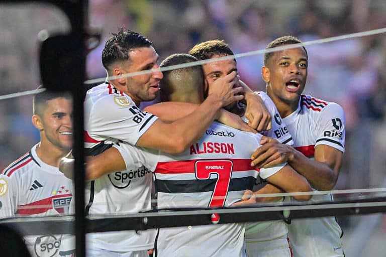 ABSOLUTO! Meia do S&atilde;o Paulo L&Iacute;DERA N&Uacute;MEROS e mostra import&acirc;ncia no time de Dorival