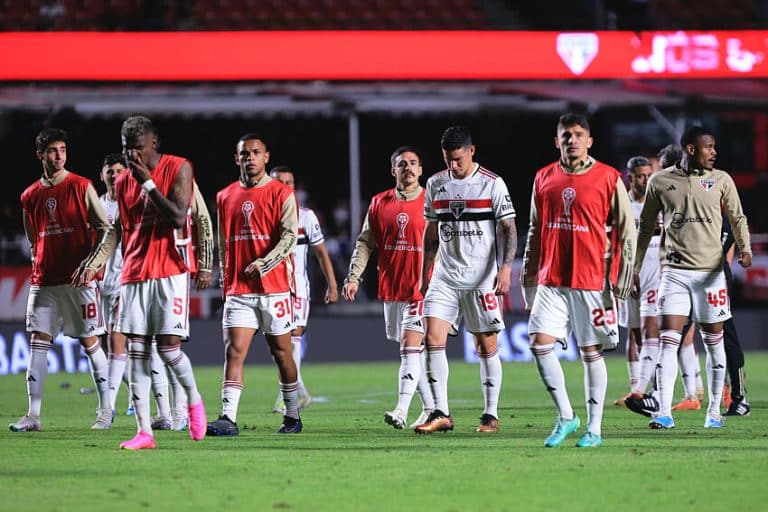 (V&iacute;deo) Jogador do S&atilde;o Paulo marca GOLA&Ccedil;O NAS ELIMINAT&Oacute;RIAS e agita a torcida